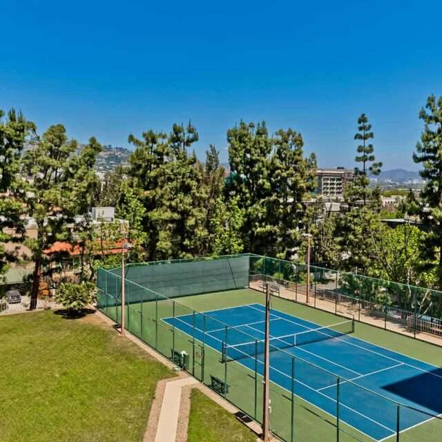 https://100sdoheny.com/wp-content/uploads/2023/10/Tennis-Court2-640x640.jpg